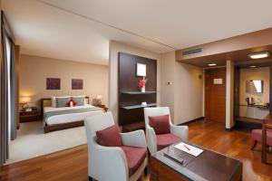 Łóżko lub łóżka w pokoju w obiekcie Nippon Hotel