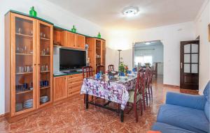 Μια τηλεόραση ή/και κέντρο ψυχαγωγίας στο 3 Bedroom Stunning Home In Peñaflor