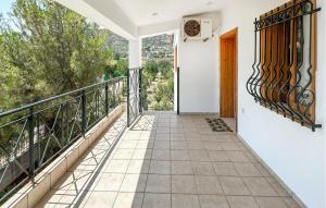 KariótikaにあるLovely Home In Kamari Xylokastroの景色を望むバルコニー(ドア付)