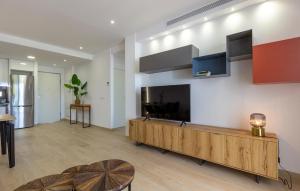 Μια τηλεόραση ή/και κέντρο ψυχαγωγίας στο Stunning Apartment In Finestrat