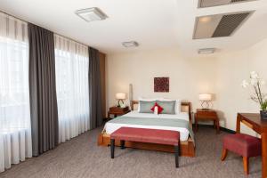 Łóżko lub łóżka w pokoju w obiekcie Nippon Hotel