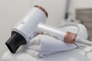 a hair dryer sitting on top of a towel at Charmant studio proche de toutes commodités in Saint-Quentin