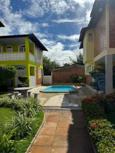 ein Haus mit einem Swimmingpool im Hof in der Unterkunft Carneiros House in Praia dos Carneiros