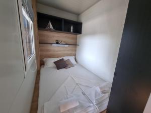 een kleine slaapkamer met een bed in een kamer bij Mobile Home Elica, Pirovac in Pirovac