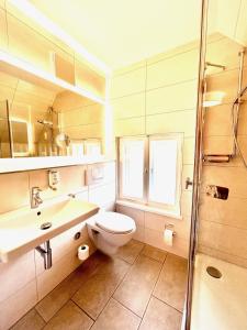 Koupelna v ubytování Hotel Fischerhaus + 37 fotografií