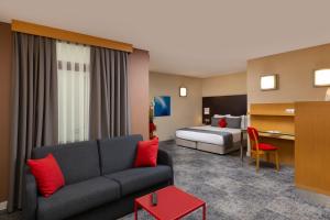 Łóżko lub łóżka w pokoju w obiekcie Nippon Hotel