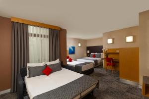 Łóżko lub łóżka w pokoju w obiekcie Nippon Hotel