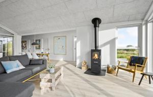 Una sala de estar con un sofá y una chimenea. en Beautiful Home In Nykøbing M With Wifi, en Alsted