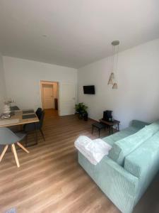 un soggiorno con un divano e un tavolo di Sun & Moon Apartments Erfurt a Erfurt