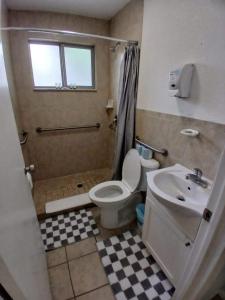 een badkamer met toilet en wastafel bij 4 BR 2 BA Near the Beach and Intracoastal Walk to everything in Riviera Beach +15 foto's