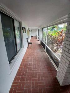 een hal met een bank in een gebouw met ramen bij 4 BR 2 BA Near the Beach and Intracoastal Walk to everything in Riviera Beach