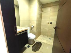 a bathroom with a shower and a toilet and a sink at Departamento en Condominio Barak in Santa Cruz de la Sierra