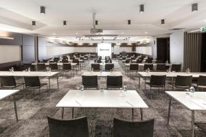 sala konferencyjna z białymi stołami i krzesłami w obiekcie Nippon Hotel w Stambule