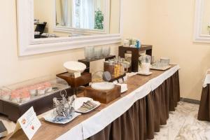 Příslušenství pro přípravu čaje a kávy v ubytování Hotel Manzoni Wellness&Spa