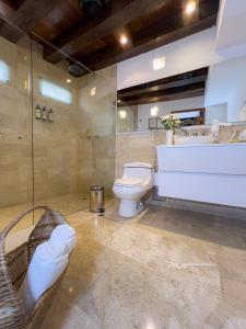 Un baño con inodoro, bañera y lavabo. en Casa Claver Loft Boutique Hotel, en Cartagena de Indias