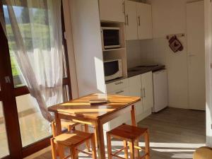 Kuchyňa alebo kuchynka v ubytovaní Charmant Appartement avec Balcon à Villard-de-Lans, Proche Centre et Pistes - FR-1-515-164