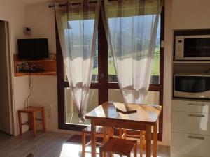 Kuchyňa alebo kuchynka v ubytovaní Charmant Appartement avec Balcon à Villard-de-Lans, Proche Centre et Pistes - FR-1-515-164