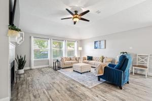 un salon avec un canapé et un ventilateur de plafond dans l'établissement Extended Stay Fun Outdoor Games, Gym, BBQ, Dining, à Lewisville
