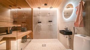 Et badeværelse på Villa Saaga, Äkäslompolo, Ylläs + 14 billeder