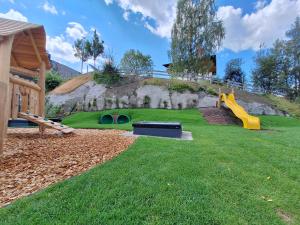 Bazén v ubytování Familienhotel Felsenhof nebo v jeho okolí