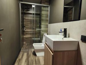 Koupelna v ubytování Walk to Ski Lift-1BR-Studio-Balcony-Parking