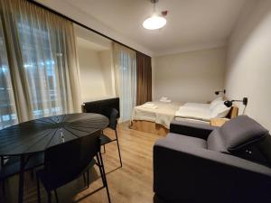 Postel nebo postele na pokoji v ubytování Walk to Ski Lift-1BR-Studio-Balcony-Parking