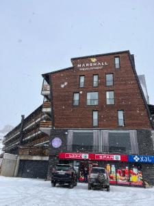 Walk to Ski Lift-1BR-Studio-Balcony-Parking v zimě