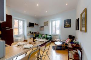 a kitchen and living room with a table and chairs at Holidays Banchi Vecchi Apartment in Rome