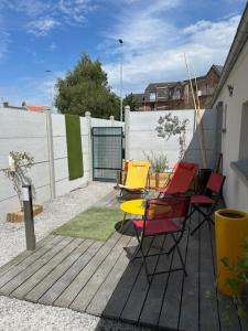 un patio avec des chaises et une table et une clôture dans l'établissement Cocoun, à Cambrai