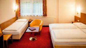 A bed or beds in a room at Der Kaiserhof Ried