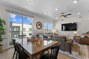 un soggiorno con un tavolo e un divano di Surf & Sand Castle condo a Atkinville