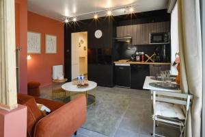 a kitchen and a living room with a table at Le Terra Rosa ~ Parking ~ Proche Airbus in Colomiers +6 photos