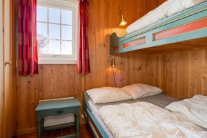 Un dormitorio con dos literas y una ventana. en Bitigrenda I, en Beitostølen