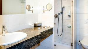 A bathroom at Der Kaiserhof Ried