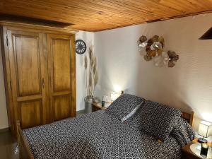 - une chambre avec un lit et un plafond en bois dans l'établissement Nuit à la campagne, à Assenoncourt