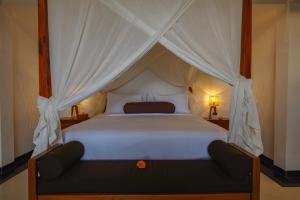 乌布Total Calm, 5 Minutes from Ubud!的卧室里有一张带顶篷的白色床