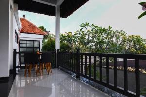 乌布Total Calm, 5 Minutes from Ubud!的带桌椅的阳台