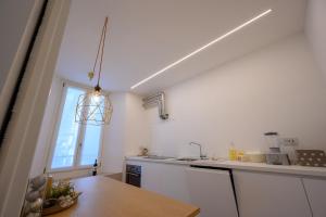 a kitchen with a table and a window at Appartamento Garibaldi in Morbegno