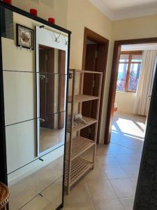 een badkamer met een glazen douche met spiegel bij Niko's Apartment in Sozopol +39 foto's