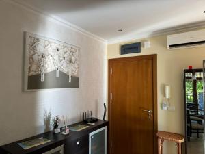 een kamer met een bureau en een houten deur bij Niko's Apartment in Sozopol