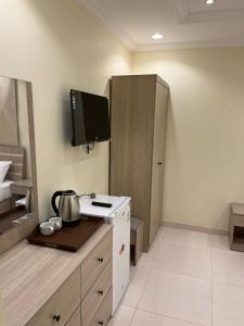 Kuchyň nebo kuchyňský kout v ubytování Al tawfeeg hotel - Al Azizyah