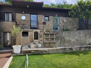 uma casa com uma parede de pedra e um quintal em Douro Mesio Guest House em Resende