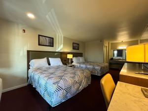 ein Hotelzimmer mit zwei Betten und einer Küche in der Unterkunft Studio 6 Suites Santa Ana, CA in Santa Ana + 11 Fotos