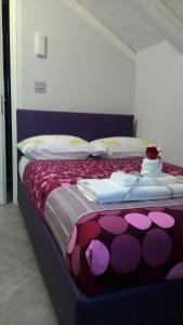トリノにあるMansarda Palatinaのベッドルーム1室(紫色のベッドカバー付)