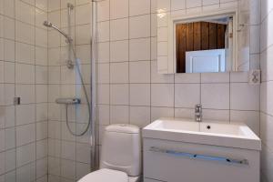 a bathroom with a toilet and a sink and a shower at Bitigrenda K in Beitostøl