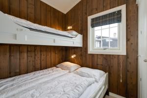 a bedroom with two bunk beds and a window at Bitigrenda K in Beitostøl