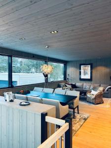 un soggiorno con un divano e un tavolo di Eksklusiv hytte ved Fyri Resort - Utsikt a Hemsedal