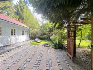 Fotografia z galérie ubytovania Tulipanek - domek letniskowy z ogródkiem v destinácii Stegna