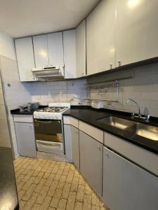 una cucina con lavello e fornello di Agasajo V a Córdoba