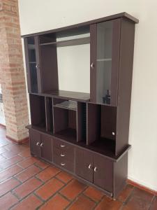 un grande centro di intrattenimento in legno con uno specchio di Agasajo V a Córdoba Altre 2 foto